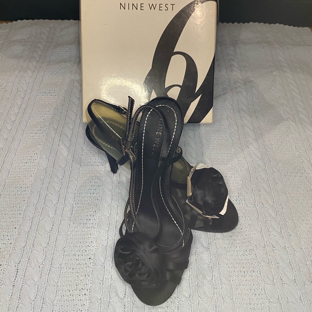 NIB Nine West Jasmina -blk Satin Rosette heel sz 6